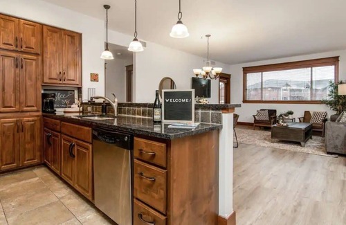 Coeur d'Alene Condo | Walk Everywhere! Modern Condo with Grand Deck