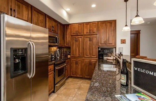 Coeur d'Alene Condo | Walk Everywhere! Modern Condo with Grand Deck