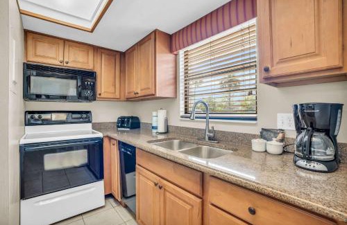 Park Shore House | Walk From Lanai to Pool and More