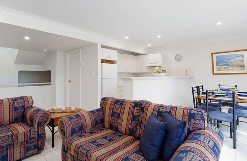 Anna Bay House | Walk on Birubi, 1/40 Ocean Ave - WIFI, Boat Parking & Water Views