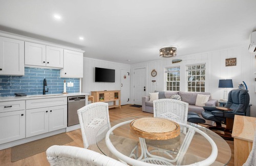 South Yarmouth Cottage | Walk to 3 Beaches & Waterfront Dining★Pet Friendly★Fire Pit★BBQ