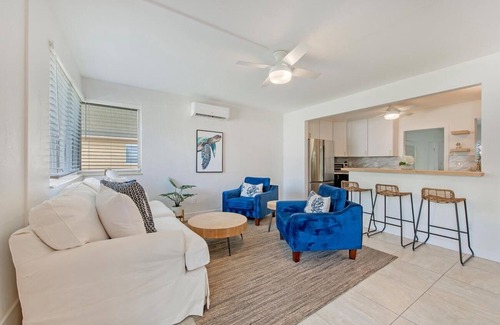 Lake Park House | Walk to 5th Ave and beach! New Renovation, perfect vacation house with lanai