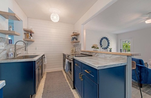 Lake Park House | Walk to 5th Ave and beach! New Renovation, perfect vacation house with lanai
