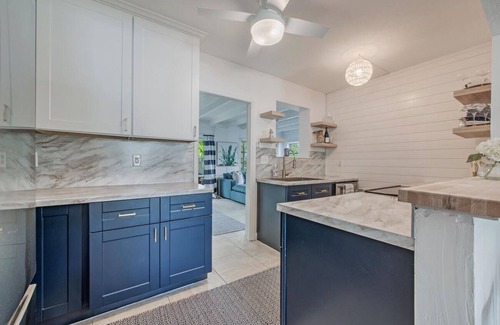 Lake Park House | Walk to 5th Ave and beach! New Renovation, perfect vacation house with lanai