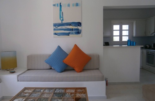 Kastraki Villa | Walk to Alyko beach, beautiful garden and peaceful setting.