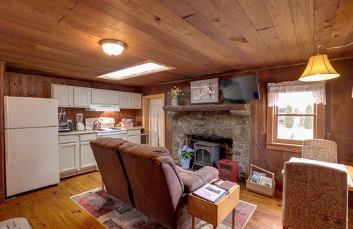 Hot Springs Apartment | Walk to Appalachian Trail Hot Springs Getaway!