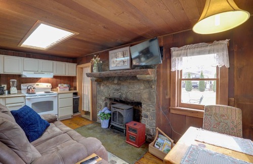 Hot Springs Apartment | Walk to Appalachian Trail Hot Springs Getaway!
