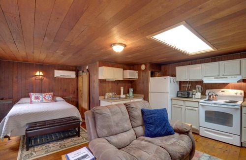 Hot Springs Apartment | Walk to Appalachian Trail Hot Springs Getaway!