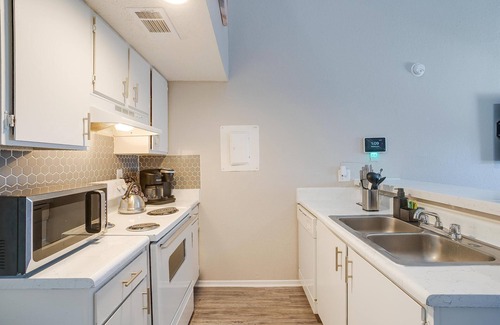 Central Arlington Apartment | Walk to AT and T✶Fast Wifi ✶King Bed ✶4K TV✶Free Parking #41