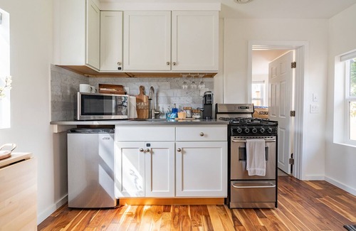 West Woodland Cottage | Walk to Award-winning Restaurants Cute Cottage