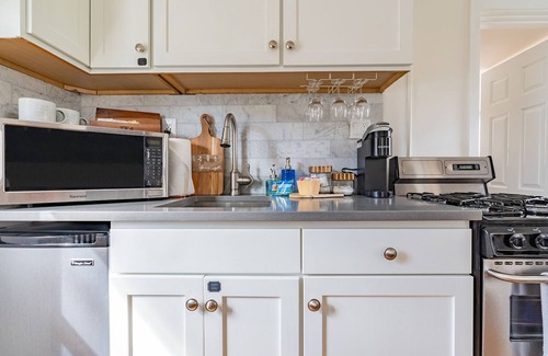 West Woodland Cottage | Walk to Award-winning Restaurants Cute Cottage