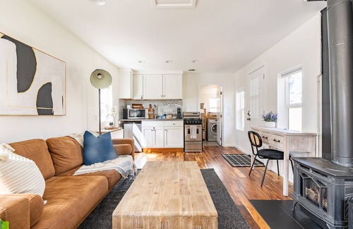 West Woodland Cottage | Walk to Award-winning Restaurants Cute Cottage