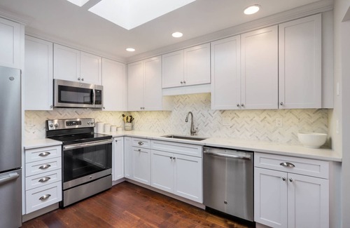 Shipyard Plantation House | Walk to Beach! Beautiful Newly Updated Shipyard Villa,Pool,Beach,Tennis,Golf, Guest Favorite