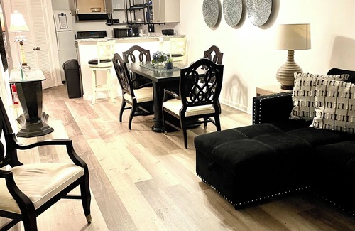 Hilton Head Condo | Walk to beach, classy 2/2 condo sleeps 7, in- & outdoor pools, tennis, courtyard