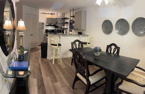 Hilton Head Condo | Walk to beach, classy 2/2 condo sleeps 7, in- & outdoor pools, tennis, courtyard