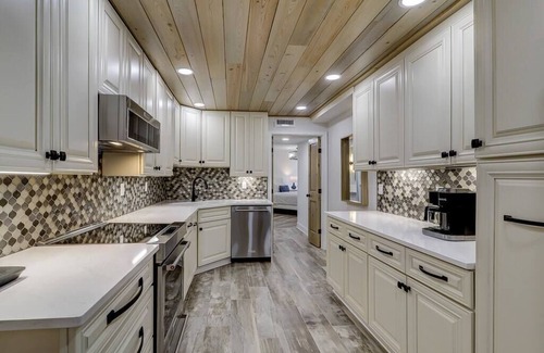 Hilton Head Villa | Walk to Beach, Indoor Pool, King Bed, Hot Tub!