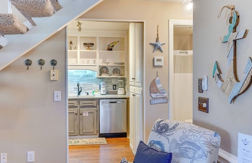 Summer Breeze Condo | Walk to Beaches: Resort Getaway Near Pier Park!