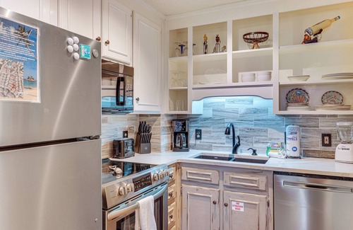 Summer Breeze Condo | Walk to Beaches: Resort Getaway Near Pier Park!