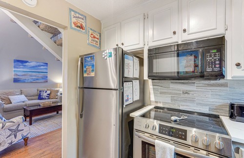 Summer Breeze Condo | Walk to Beaches: Resort Getaway Near Pier Park!