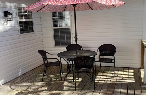 Long Beach House | Walk to Beach - 3 Bed/2 Bath Beach Bungalow