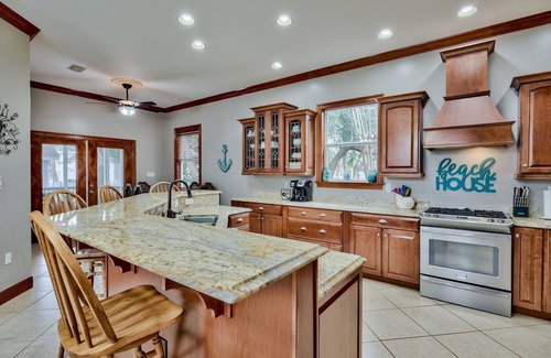 Crystal Beach House | Walk to Beach 4 Bikes Pet-Friendly Destin Home w/Pool Access