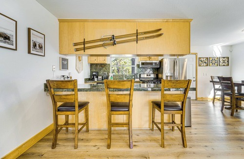 Tahoe Vista Cottage | Walk to Beach & Boat Launch: Lake Tahoe Retreat