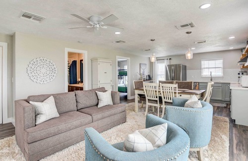 Galveston House | Walk to Beach: Charming Home w/Deck in Galveston