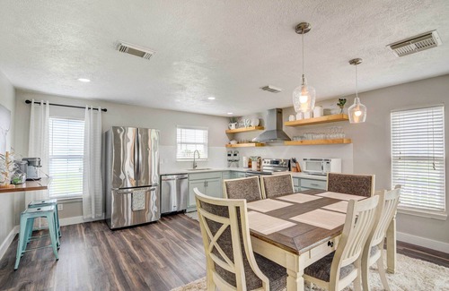 Galveston House | Walk to Beach: Charming Home w/Deck in Galveston
