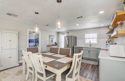 Galveston House | Walk to Beach: Charming Home w/Deck in Galveston