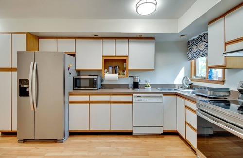 Calvert Beach-Long Beach Cottage | Walk to Beach: Charming Maryland Home w/Yard!