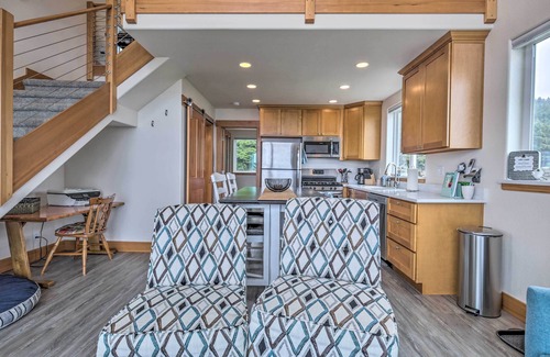 Yachats House | Walk to Beach! Chic Yachats Gem w/Private Balcony
