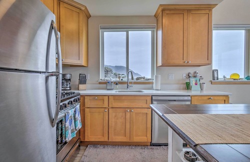 Yachats House | Walk to Beach! Chic Yachats Gem w/Private Balcony