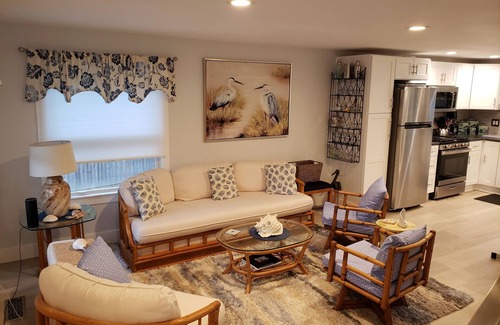Jamestown Shores House | Walk to beach - Comfy new home
