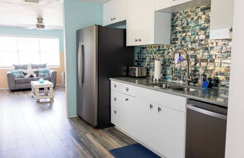 Ormond-by-the-Sea Cottage | Walk to beach Cottage