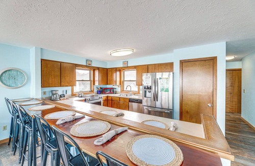 Lincoln City Cottage | Walk to Beach: Dog-friendly Home in Lincoln City