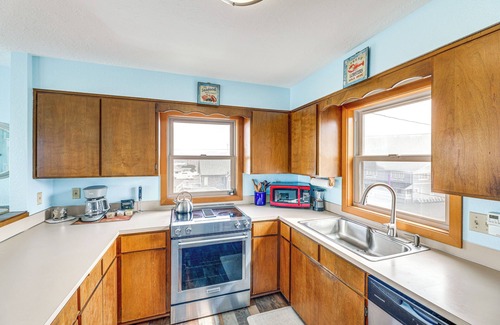 Lincoln City Cottage | Walk to Beach: Dog-friendly Home in Lincoln City