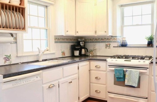 Hyannis Port House | Walk To Beach, Hyannisport Three Bedroom!