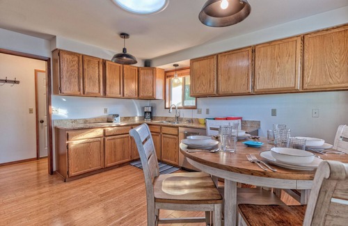 Bandon House | Walk to Beach or Town from Quiet and Cozy Cottage