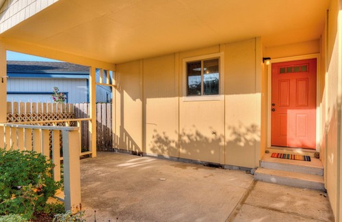 Bandon House | Walk to Beach or Town from Quiet and Cozy Cottage