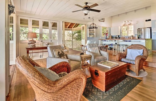 Maunaloa House | Walk to Beach: Paniolo Hale Townhome w/Ocean View