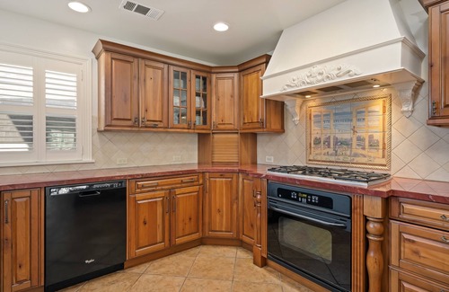 Motel District House | WALK to Beach, Pier and Downtown - Parking - BBQ - View