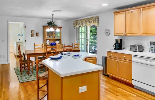 South Chatham House | Walk to Beach Quarter Mile to Bike Trail AC Wifi Summer Oasis