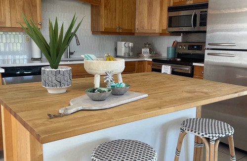 Naples Park House | Walk to Beach Remodeled home, heated Pool w/bonus Cabana Oasis! Free Bikes
