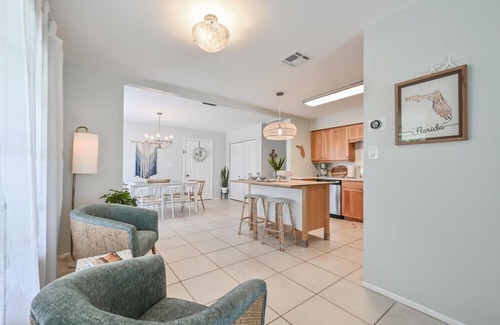 Naples Park House | Walk to Beach Remodeled home, heated Pool w/bonus Cabana Oasis! Free Bikes