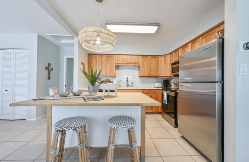 Naples Park House | Walk to Beach Remodeled home, heated Pool w/bonus Cabana Oasis! Free Bikes