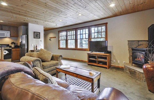 Tahoe City Cottage | Walk to Beach & Tahoe City Restaurants, Hot Tub, Dogs Ok- Fairway Retreat
