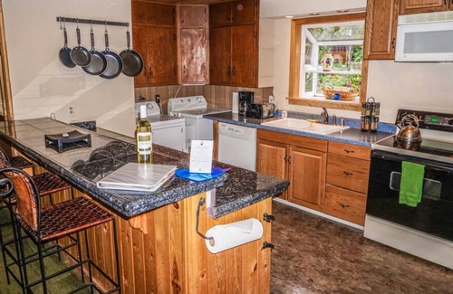 Tahoe City Cottage | Walk to Beach & Tahoe City Restaurants, Hot Tub, Dogs Ok- Fairway Retreat