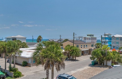 Laguna Beach Estates House | Walk to Beach~Balconies~Gulf Views from 3rd floor~Tank Tops on 12th