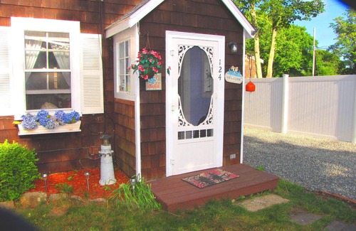 Oak Bluffs House | WALK TO BEACHES,HARBOR,EVERYTHING! IN-TOWN OB! Deck,A/C,Outdoor Shower, Wifi