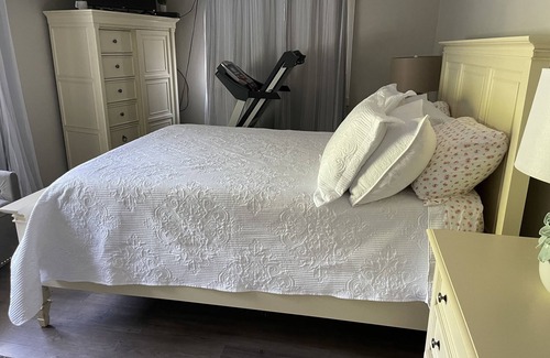 Quioque Cottage | Walk to beautiful Westhampton Beach town restaurants and shops 2 room Suite.